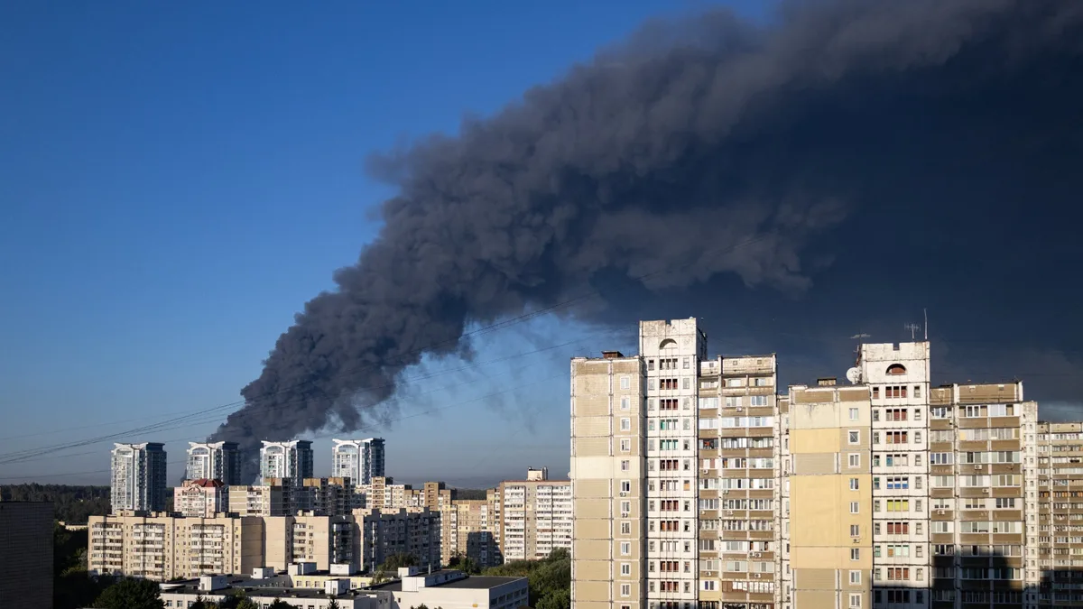 Guerre en Ukraine: au moins 27 morts après une frappe russe sur un entrepôt près de Kiev