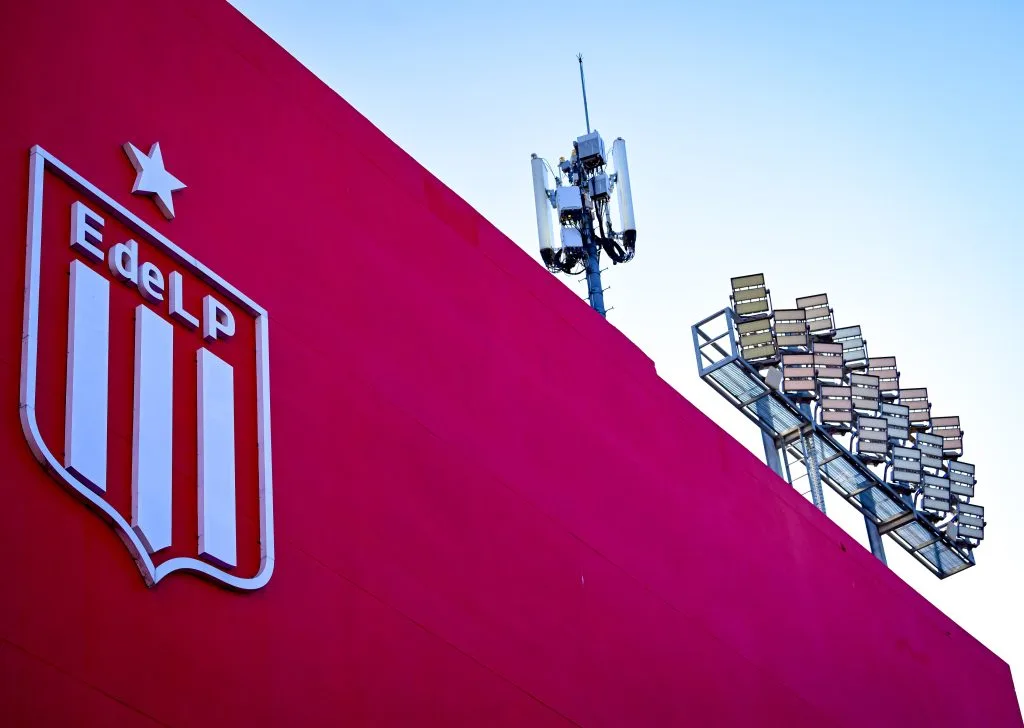 Estudiantes aciona TAS para tentar liberar zagueiro contra o Flamengo na Libertadores