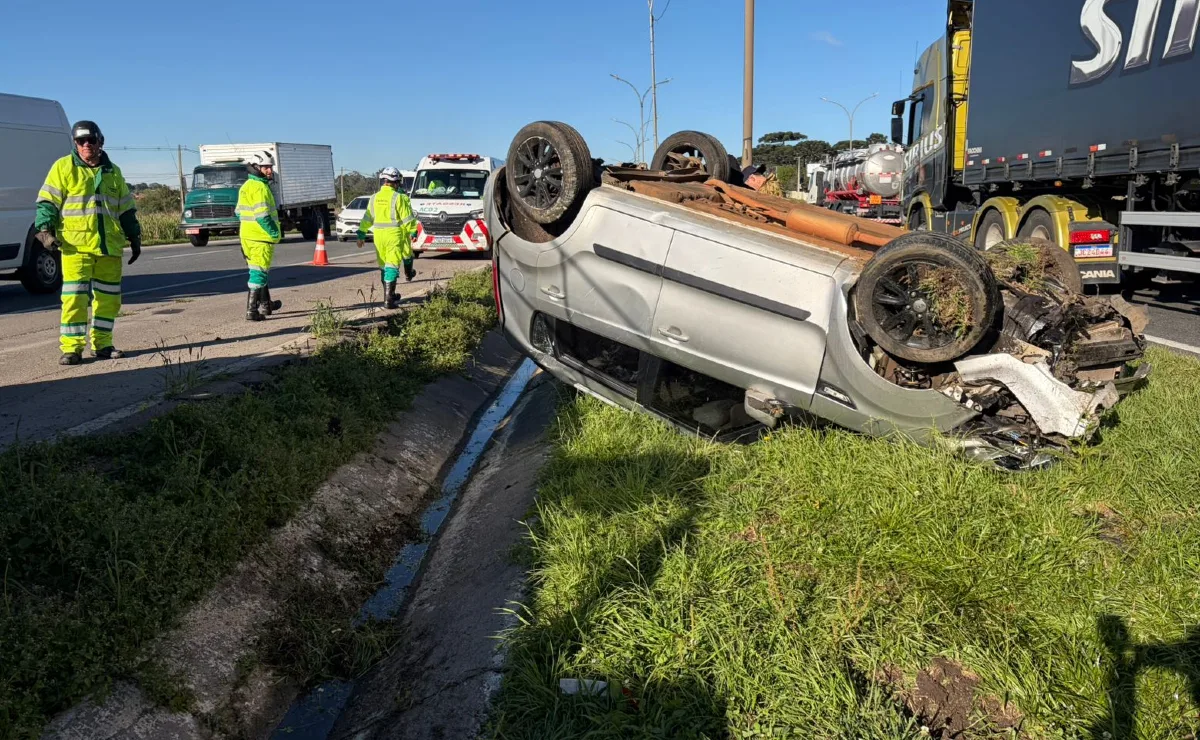 A caminho do litoral, jovens capotam carro em São José dos Pinhais, mas não desistem da viagem: “Seguir o passeio”