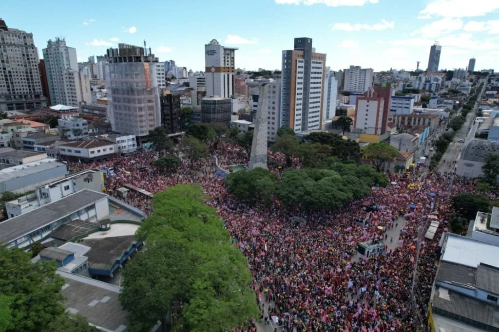 Curitiba reúne multidão em ato pró-Lula nesta tarde de domingo
