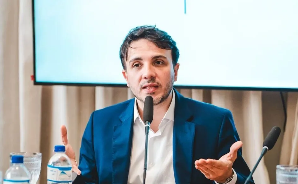 Redes sociais tiram perfis de Renan Santos do ar após ordem da Justiça Eleitoral