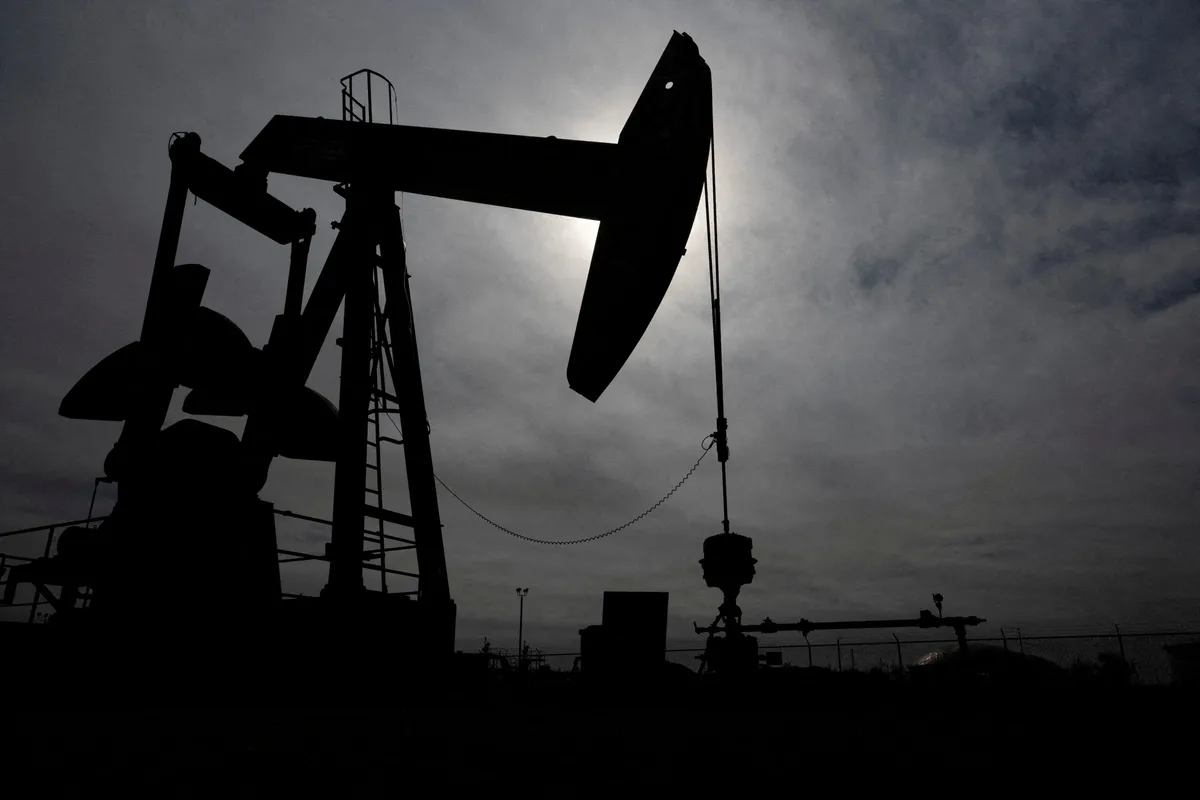 Preços do petróleo ampliam ganhos enquanto EUA e Irã trocam novos ataques