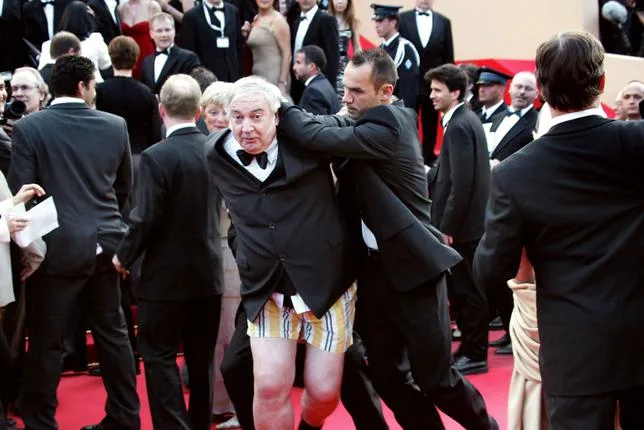 Mort de l’entarteur Noël Godin, terroriste burlesque adepte de la “flibusterie pâtissière”