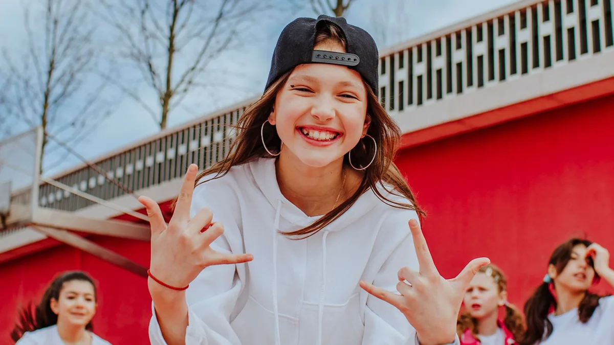 Qué es ‘farmear aura’, el fenómeno viral que ha saltado de TikTok a las calles y arrasa entre los jóvenes: "Es una especie de videojuego social"