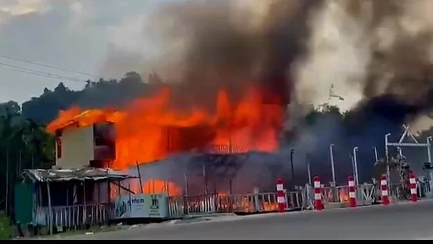 10 killed, including 6 of a family, in Bangladesh seaside resort fire