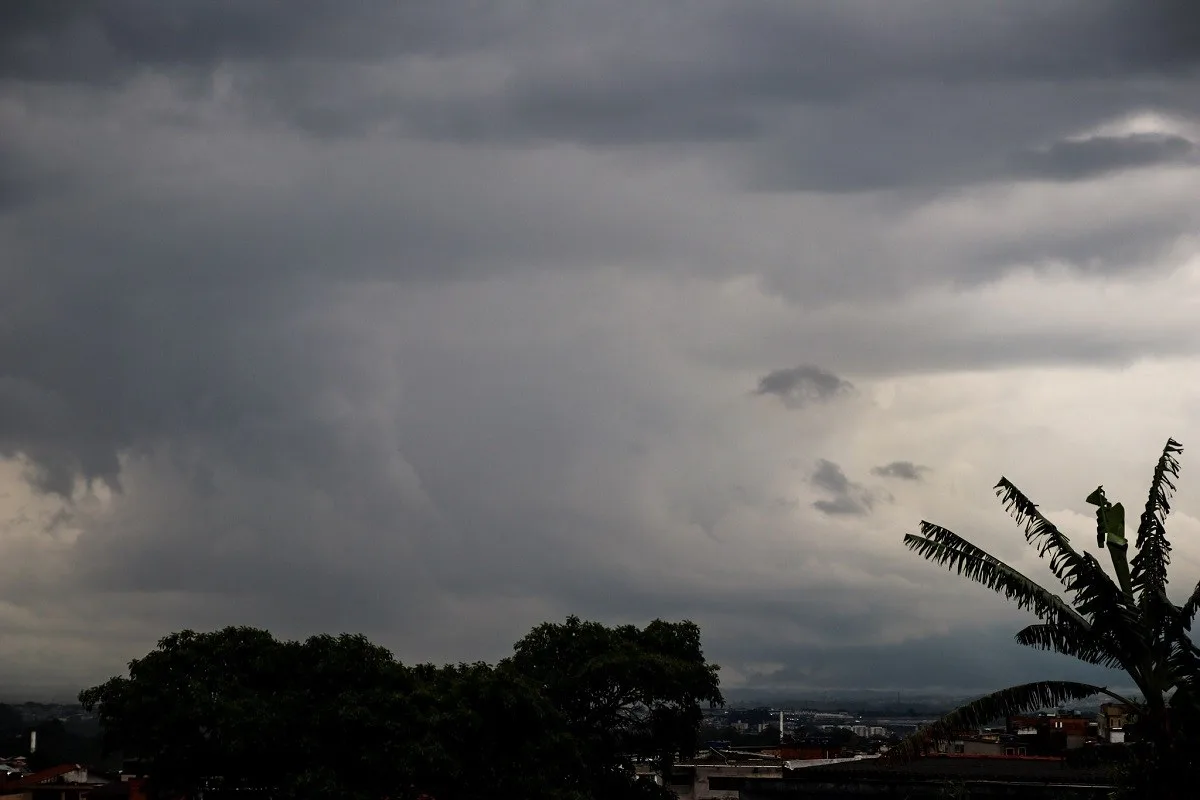 São Paulo tem fortes chuvas na madrugada e Defesa Civil emite ‘alerta severo’