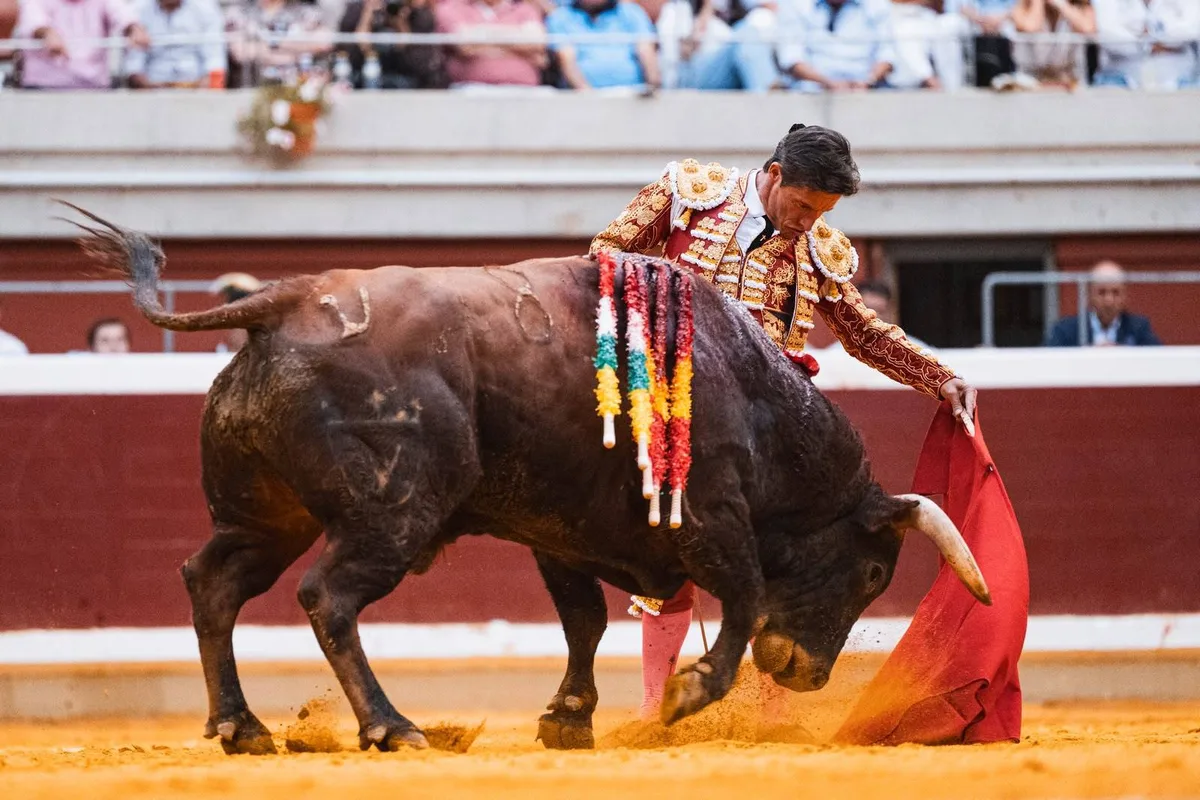 Diego Urdiales impone su proverbial magisterio en el horno crematorio de La Ribera