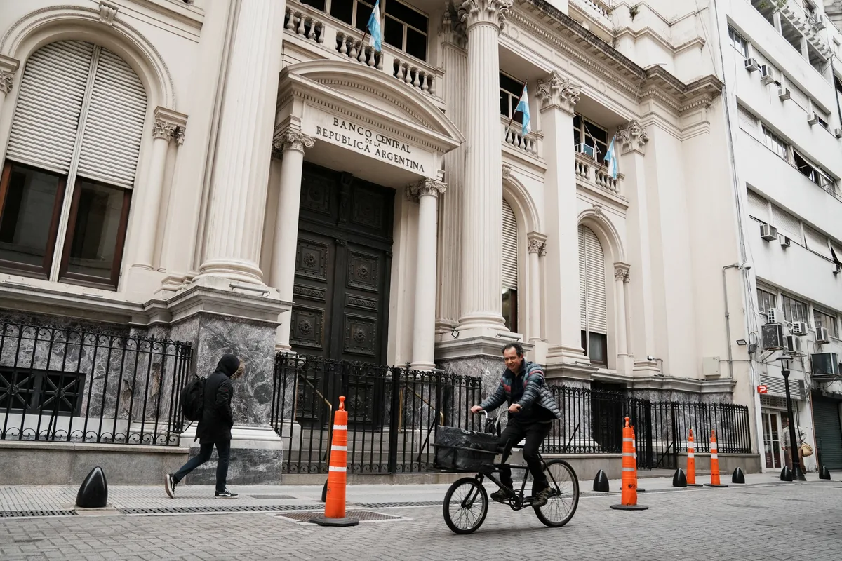 Un ex presidente del BCRA partidario de Milei alertó por los riesgos de impulsar los préstamos en dólares: “Es una mala idea”