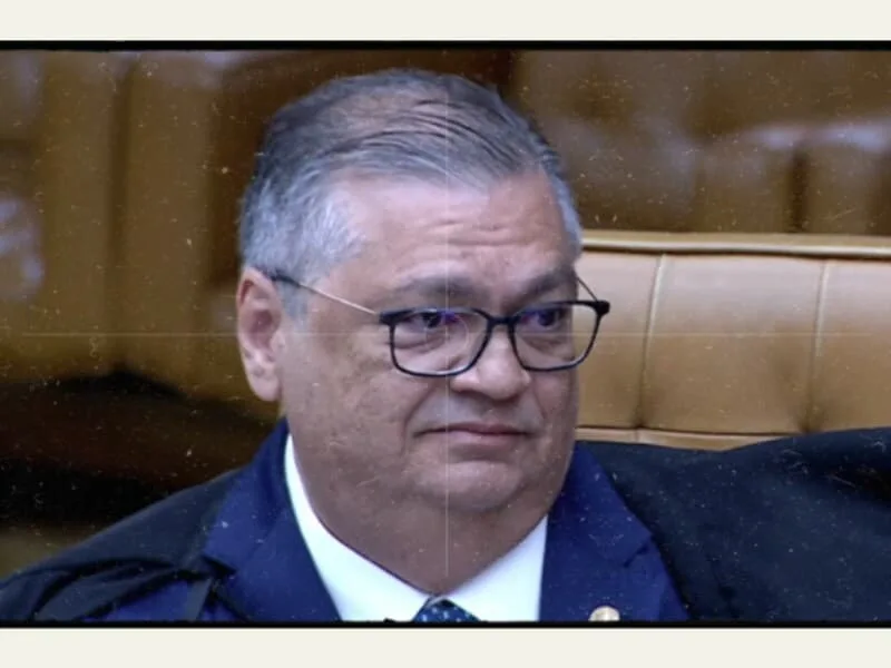 Moraes-Vorcaro: Dino crítica mudança na relatoria e ações de Fachin