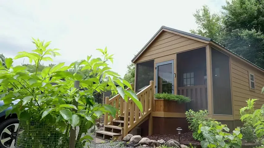 Brian, el jubilado que se ha mudado a una minicasa de 42m² y 58.000 euros en mitad del bosque: “Hay menos que limpiar”