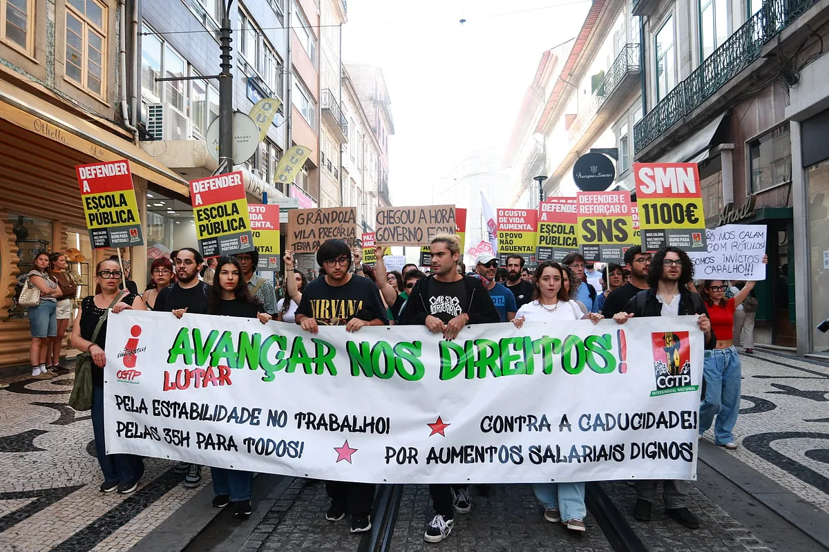 Jovens do movimento pela habitação recebidos com aplausos em manifestação da CGTP no Porto