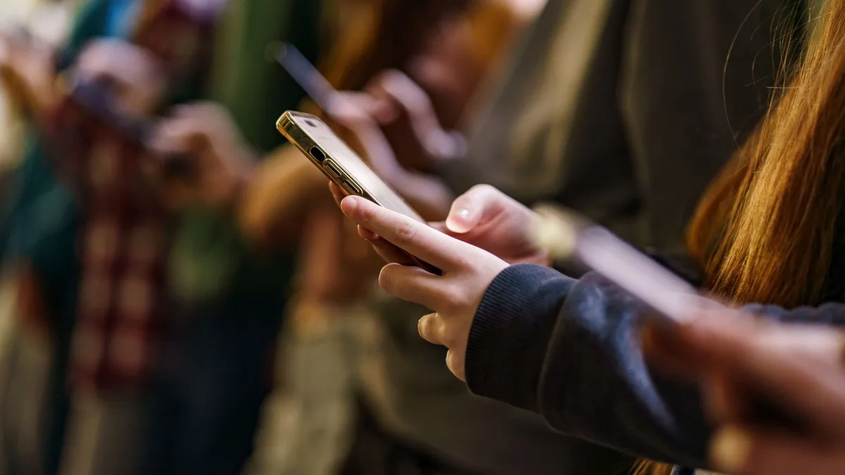 Ação do Instagram em porta de colégios vira denúncia no Ministério Público