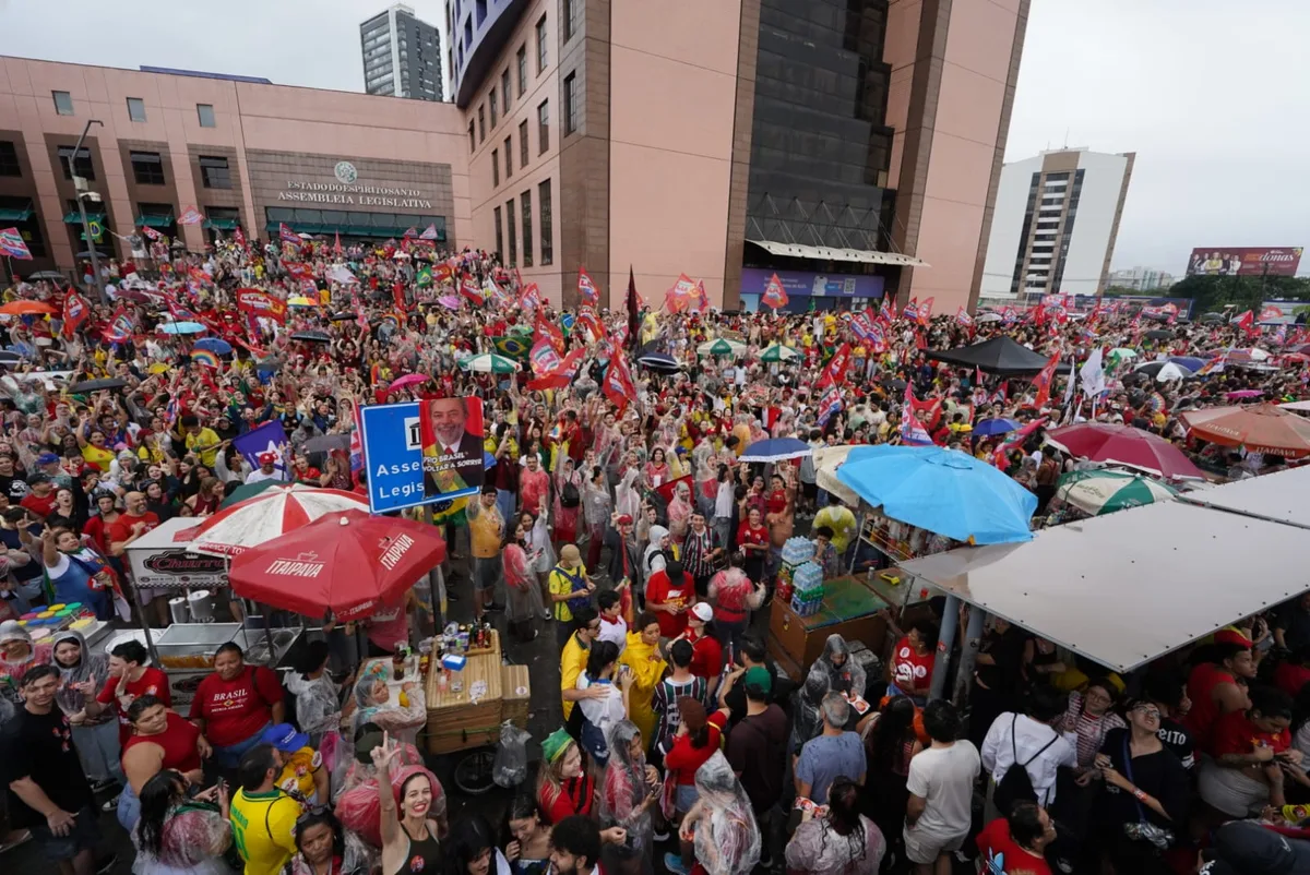 Apoiadores de Lula fazem ato unificado em Vitória pelo candidato do PT