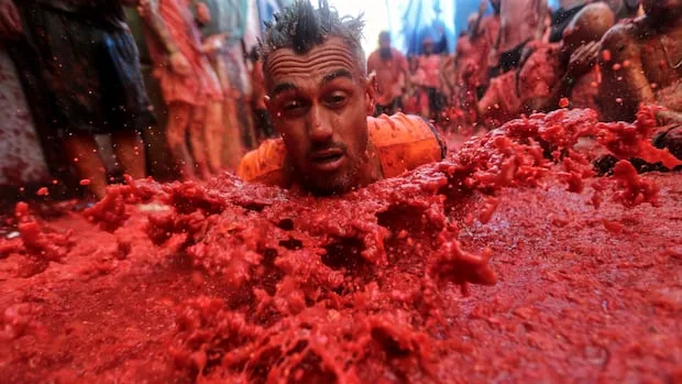IN PHOTOS | Tomato-flinging festival in Spain