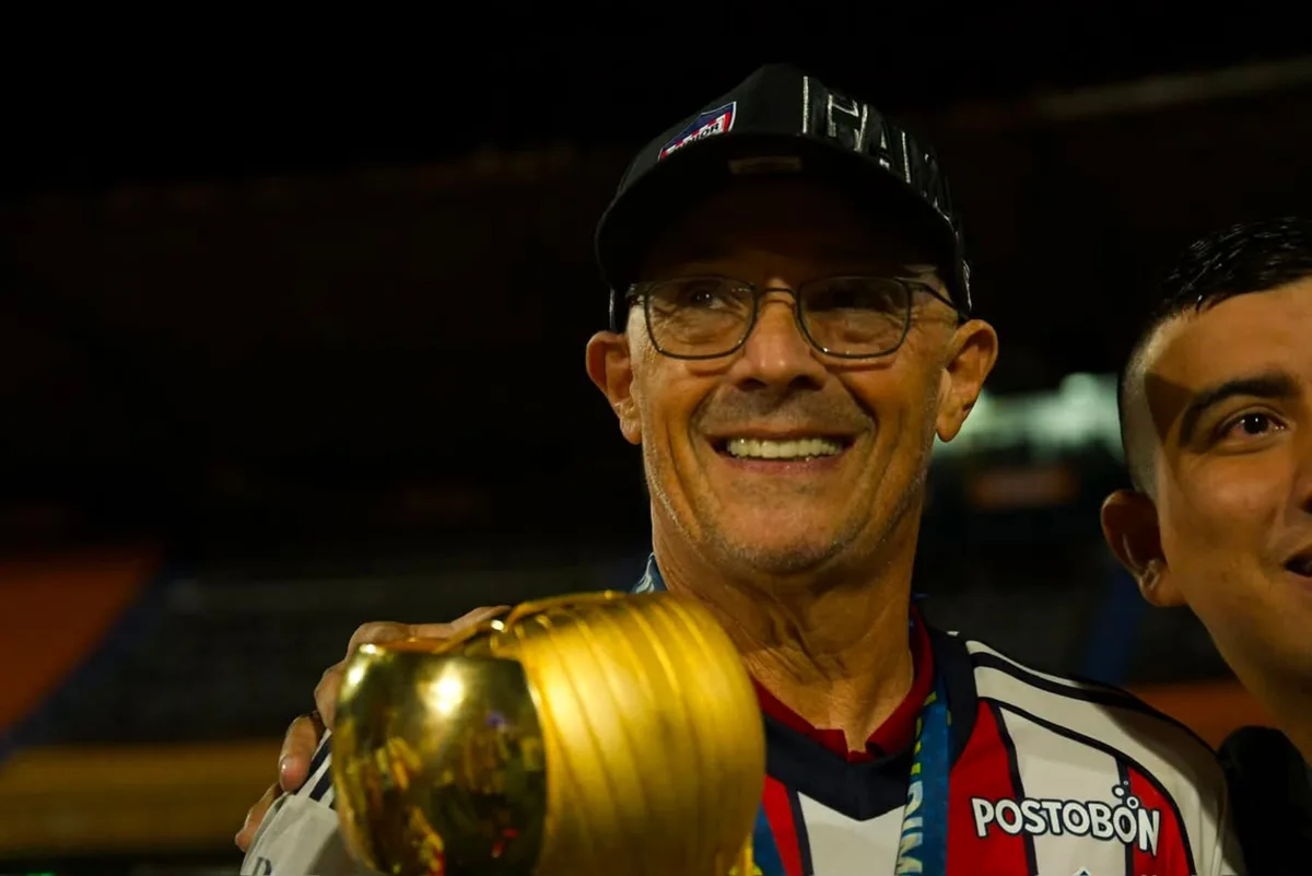 Técnico bicampeón con Junior FC dejó tirada la rueda de prensa a la segunda pregunta: Barra le dedicó trapo presionando su salida