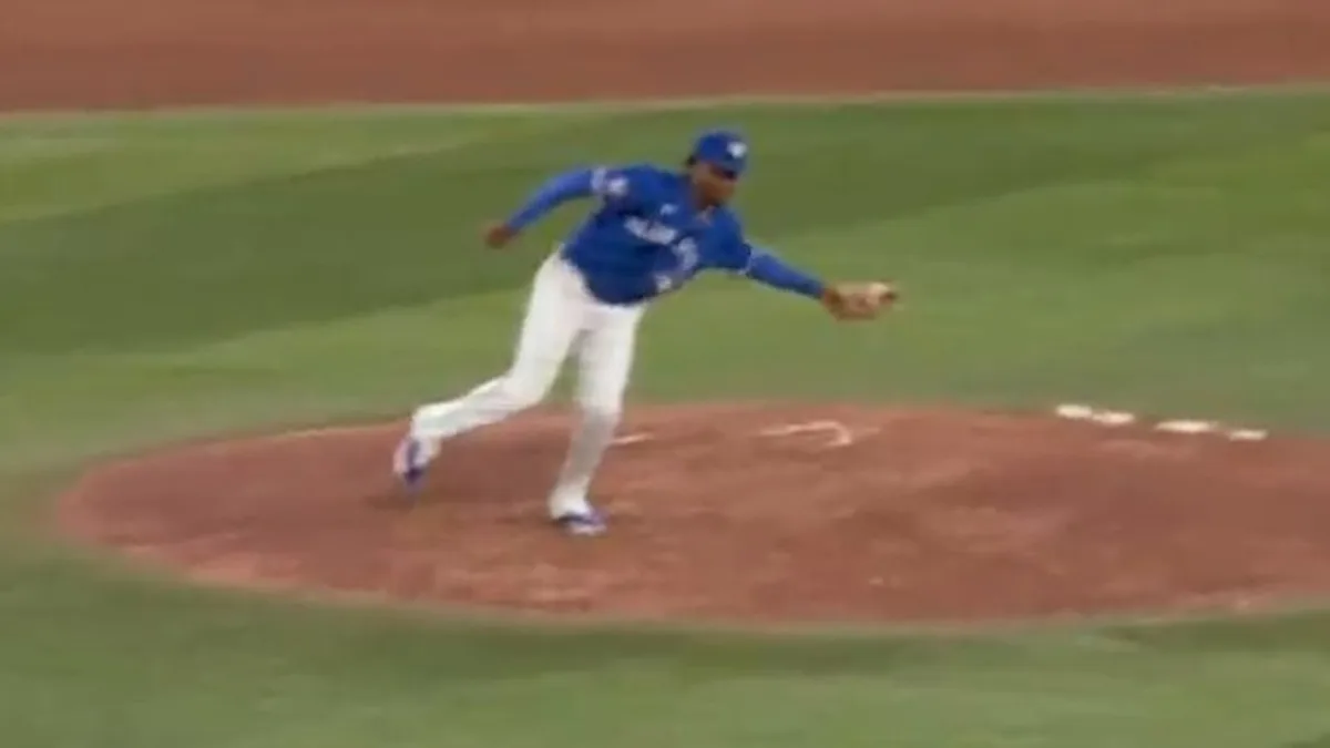 Blue Jays’ Soriano flashes the leather with slick snag on comebacker