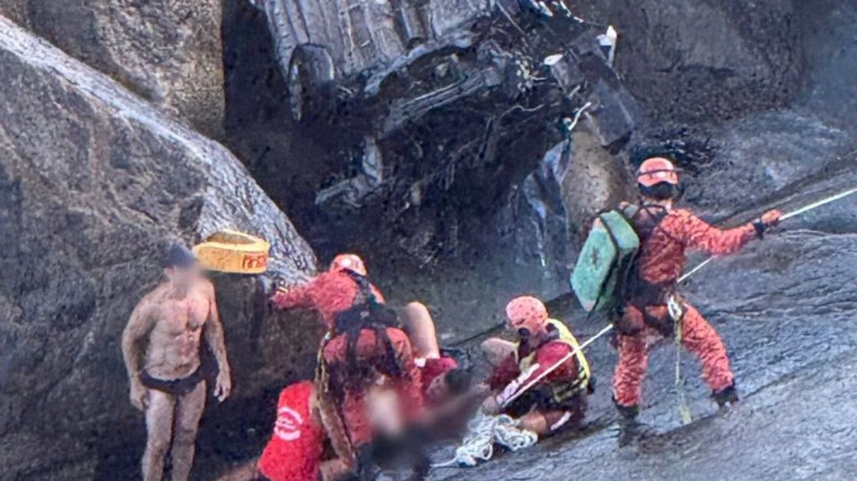 Carro cai em ribanceira e deixa vítima ferida em Grumari, no Rio