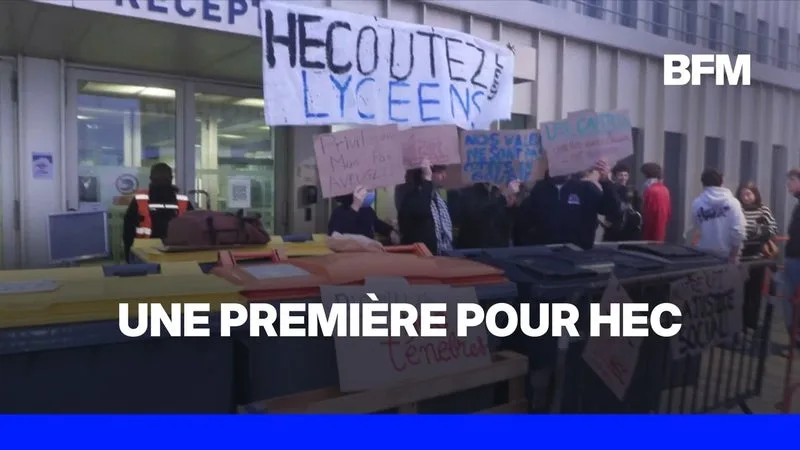 Les étudiants de HEC Paris mobilisés devant l'entrée de l'école de commerce