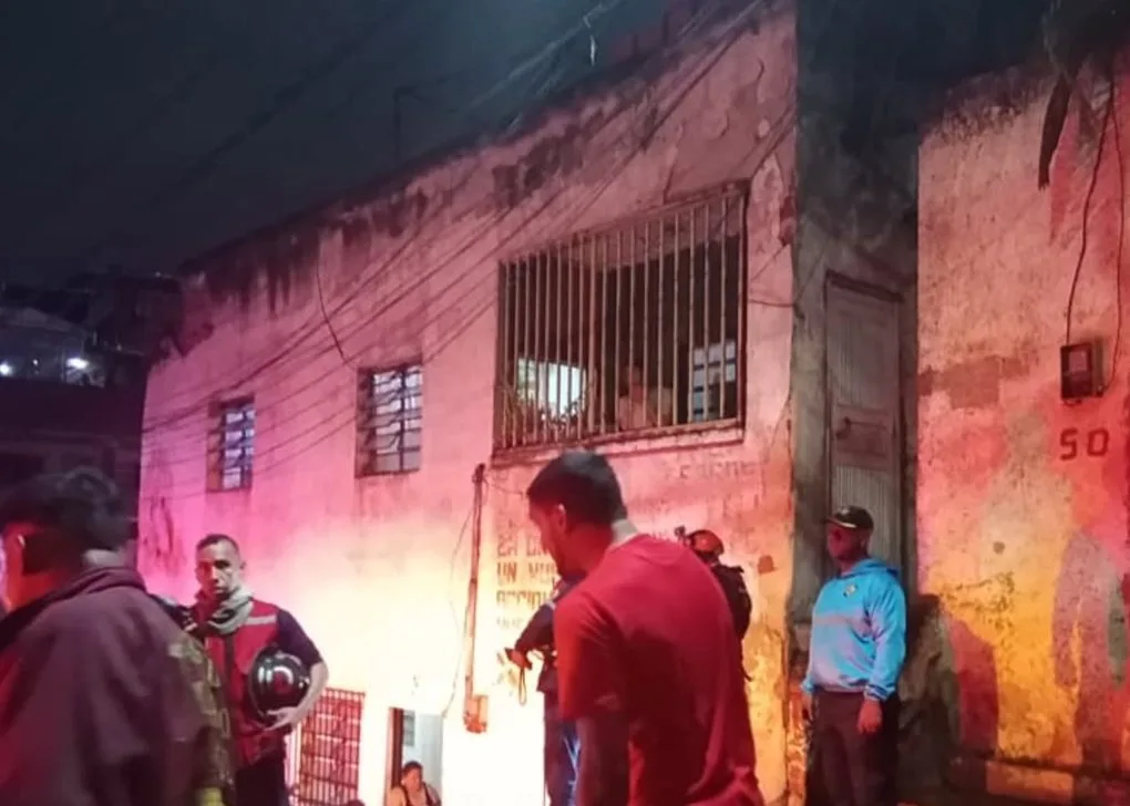 Bomberos de Caracas sofocaron incendio en una vivienda de El Valle durante las fuertes lluvias