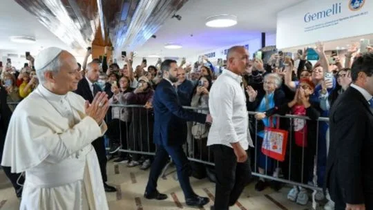 El papa León XIV pasó por el quirófano con éxito y ahora todas las miradas apuntan a su viaje a la Argentina
