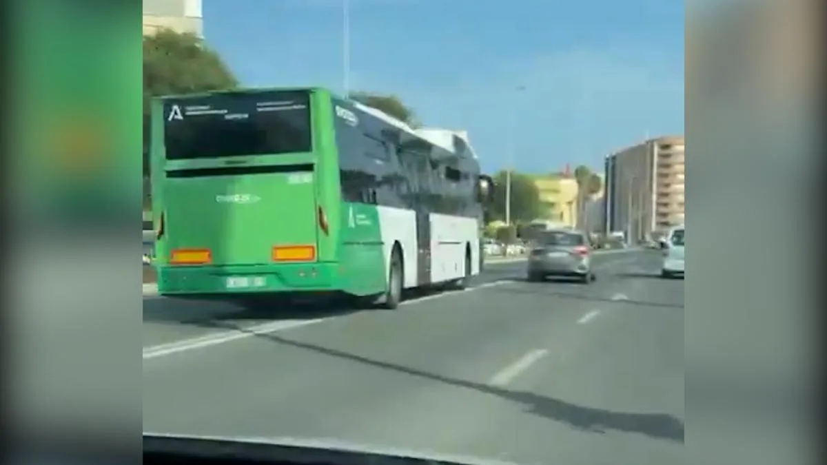 Investigan a una conductora de autobús por conducción temeraria en Cádiz