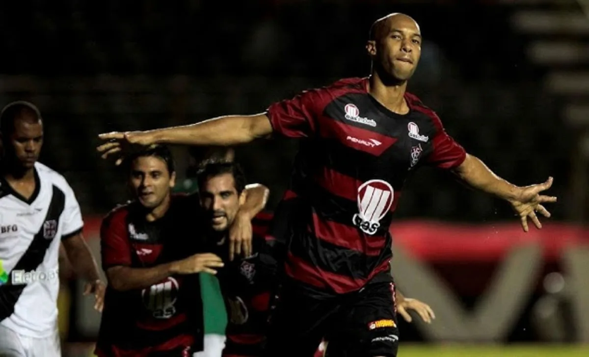 Vitória revive enredo de 2010 com pressão e decisão contra o Vasco