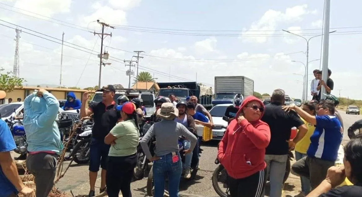 No les pararon y por segundo día protestan en la carretera Coro- La Vela por agua potable