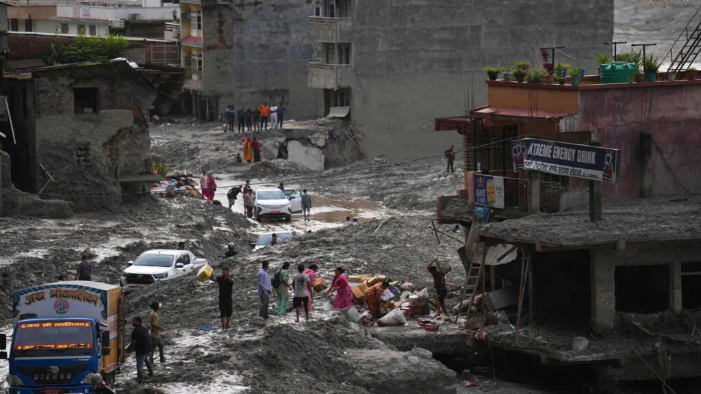 Esperança por sobreviventes diminui no Nepal, enquanto país discute reconstrução após catástrofe