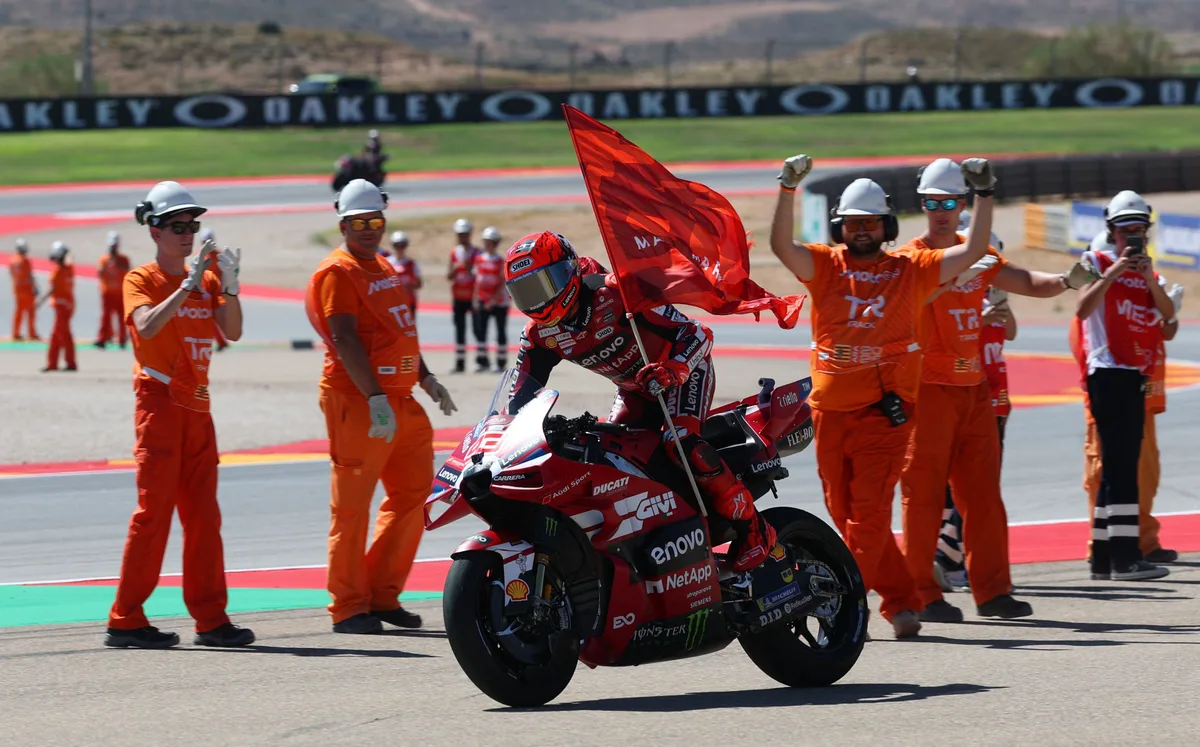 Hasta Dall’Igna y Tardozzi alucinan con la frenada de Márquez