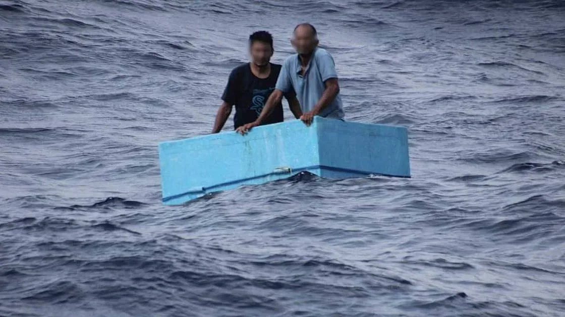 Passaram cinco dias desaparecidos no mar. Foram encontrados vivos dentro de arca congeladora