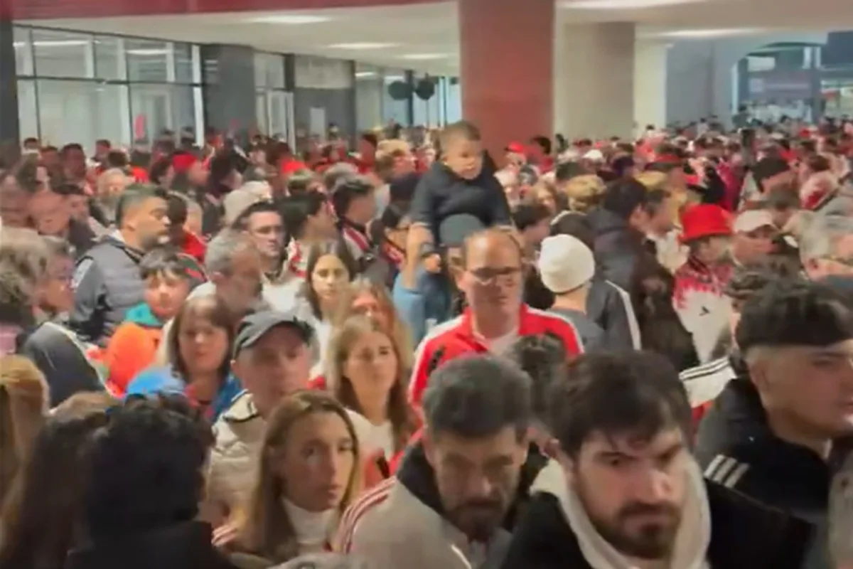 Bronca en el Monumental: empujones, gritos y un hall que estalló con el pedido de regreso de Ramón Díaz a River
