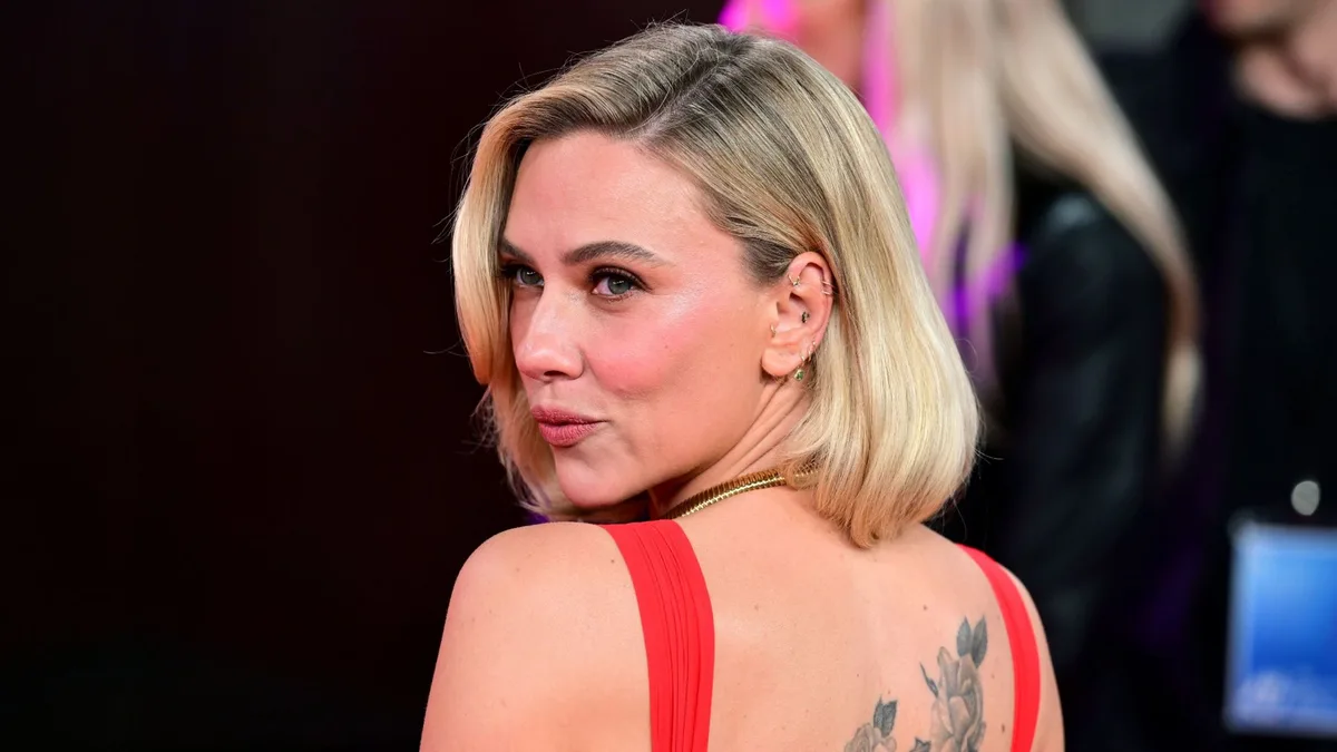 Scarlett Johansson se inspira en su icónico vestido rojo para convertirse de nuevo en una diva clásica de Hollywood