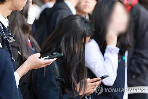 전북교육청, '교내 사용 제한' 스마트폰 쉼표학교 8곳 시범운영