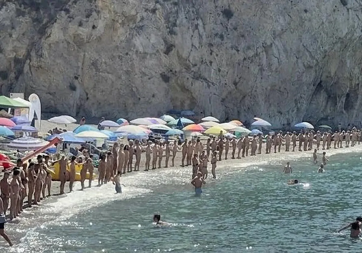 La primera playa nudista andaluza proclama su fobia a los 'textiles'