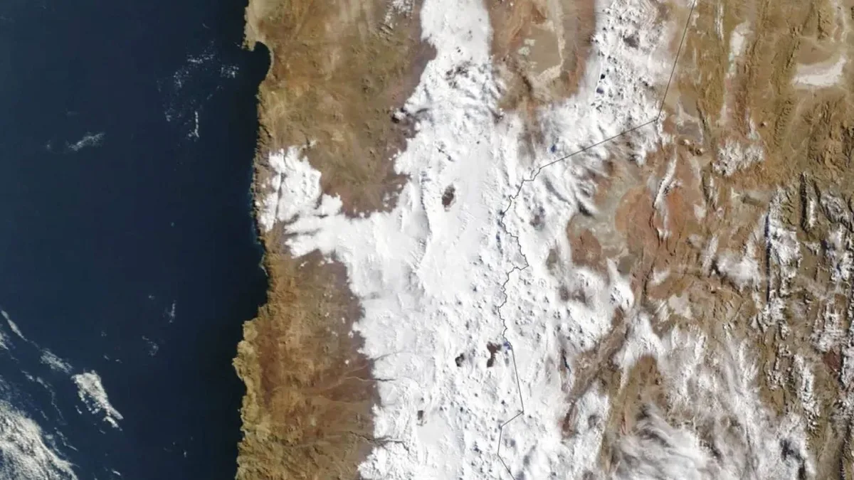 La NASA mira a Chile desde el espacio y encuentra una enorme mancha blanca sobre el desierto más árido del mundo