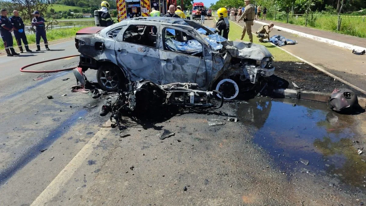 Carro pega fogo após batida com moto, deixa dois mortos e criança em estado gravíssimo em SC