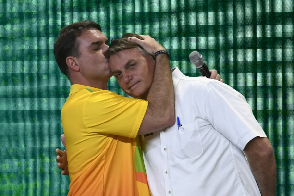 O dilema de Flávio ao visitar Jair Bolsonaro na prisão domiciliar