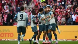 Afonso Moreira assiste na vitória do Leverkusen sobre o Mainz
