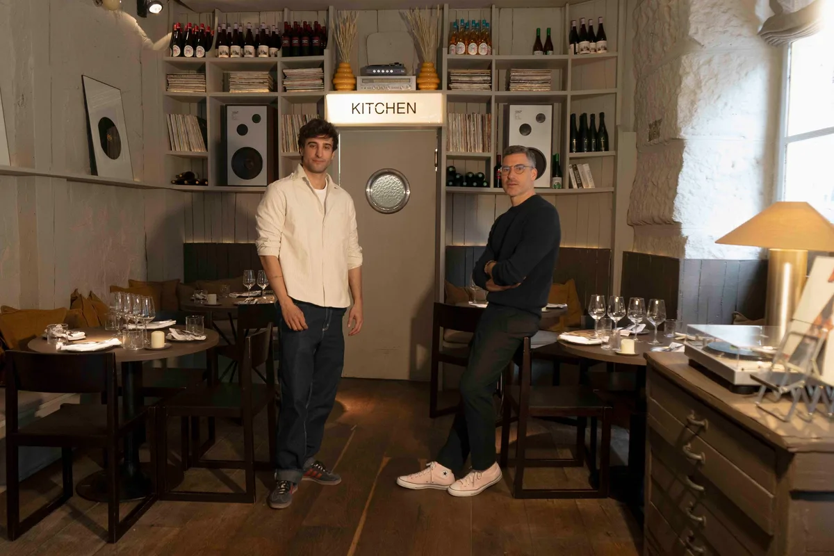 Sardö, el 'wine bar' que reinventa los platos tradicionales desde el corazón de Chamberí: "Las barras están volviendo, dan libertad y vida"