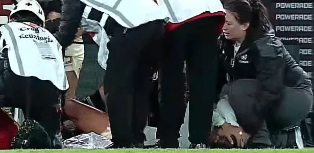Jogadora passa mal na altitude e sai de campo carregada em jogo da Liberta