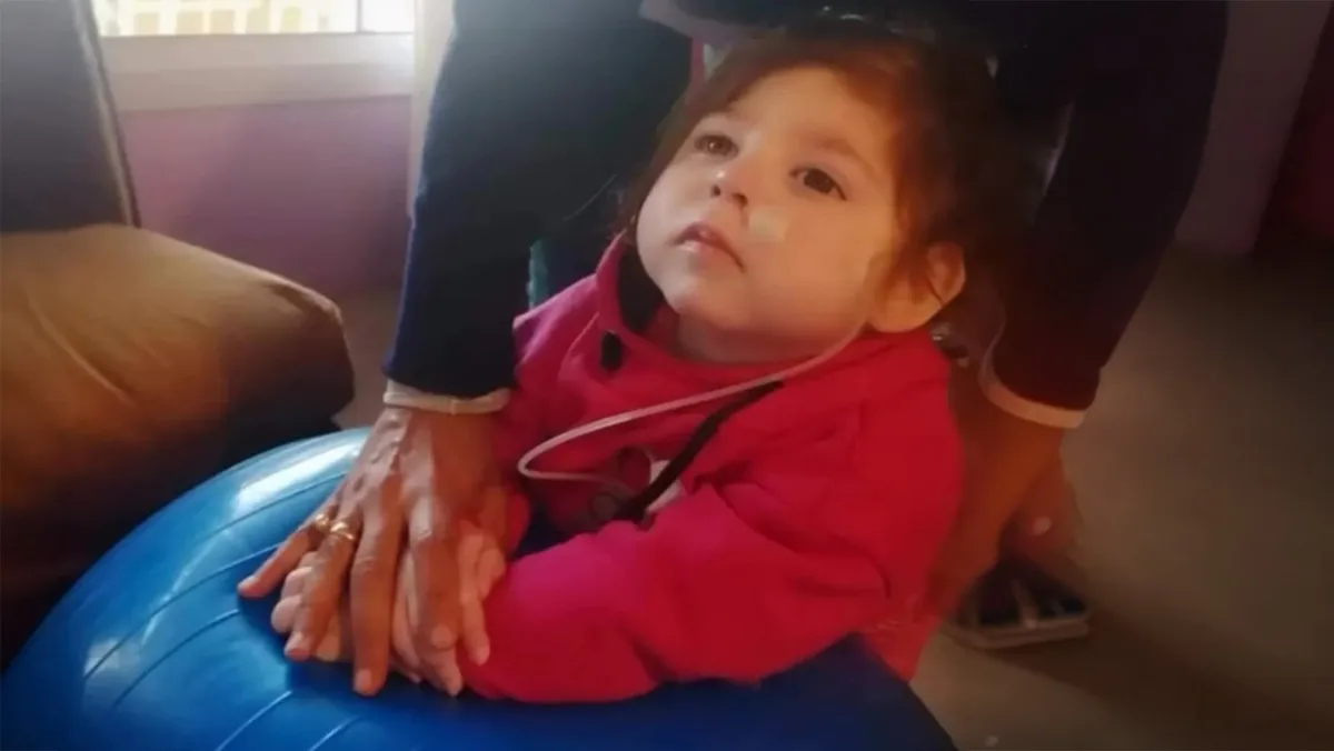 Nació sin signos vitales, sobrevivió, pero ahora no camina ni habla: la Justicia culpó a la partera y la condenó