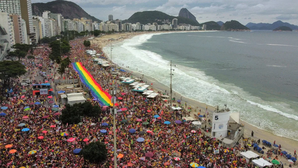 Mar de gente toma Copacabana e multidões se espalham pelo país em atos pró-Lula