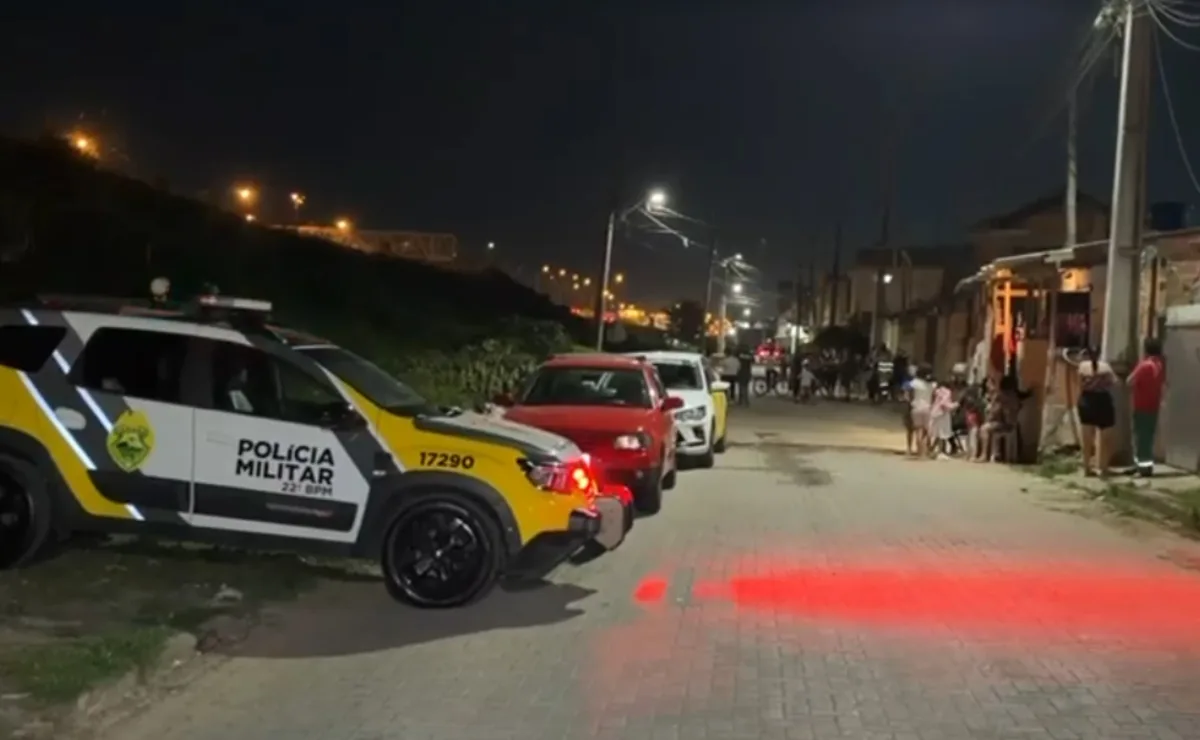 No primeiro dia no tráfico, traficante é baleado e vê comparsa ser assassinado a tiros em Colombo; atirador estava em um Peugeot