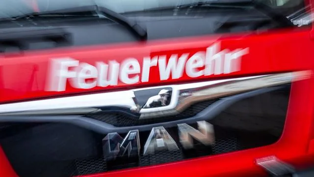 Unfall nach Defekt: Brennender Lkw auf B96