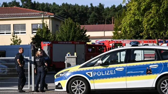 Großer Polizeieinsatz: Nach Gewalttat in Schule: Viele Kinder sind noch auf Gelände