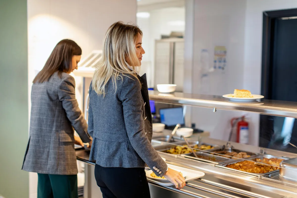 « On exècre cette cantine » : ce que la gestion de la pause-déjeuner dit de notre rapport au travail