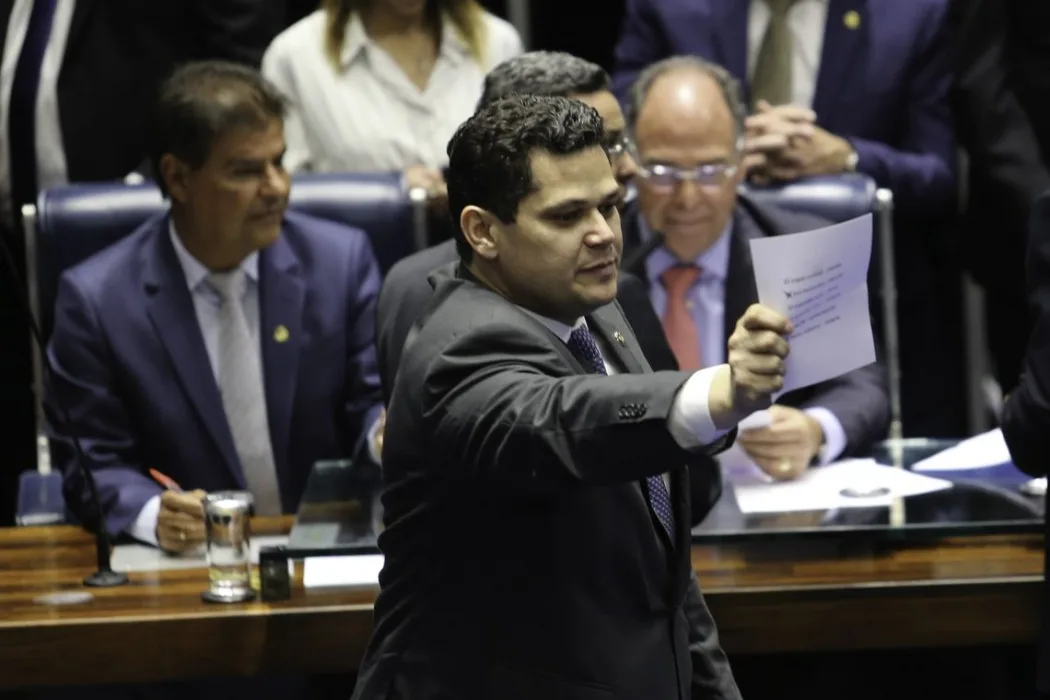 Alcolumbre tira PEC da Segurança de pauta em meio a impasse com redução de maioridade penal