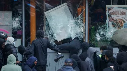 Devant l'ampleur des dégâts dans la capitale, la fédération des associations de commerçants parisiens déplore "une situation dramatique" et demande un soutien financier au gouvernement