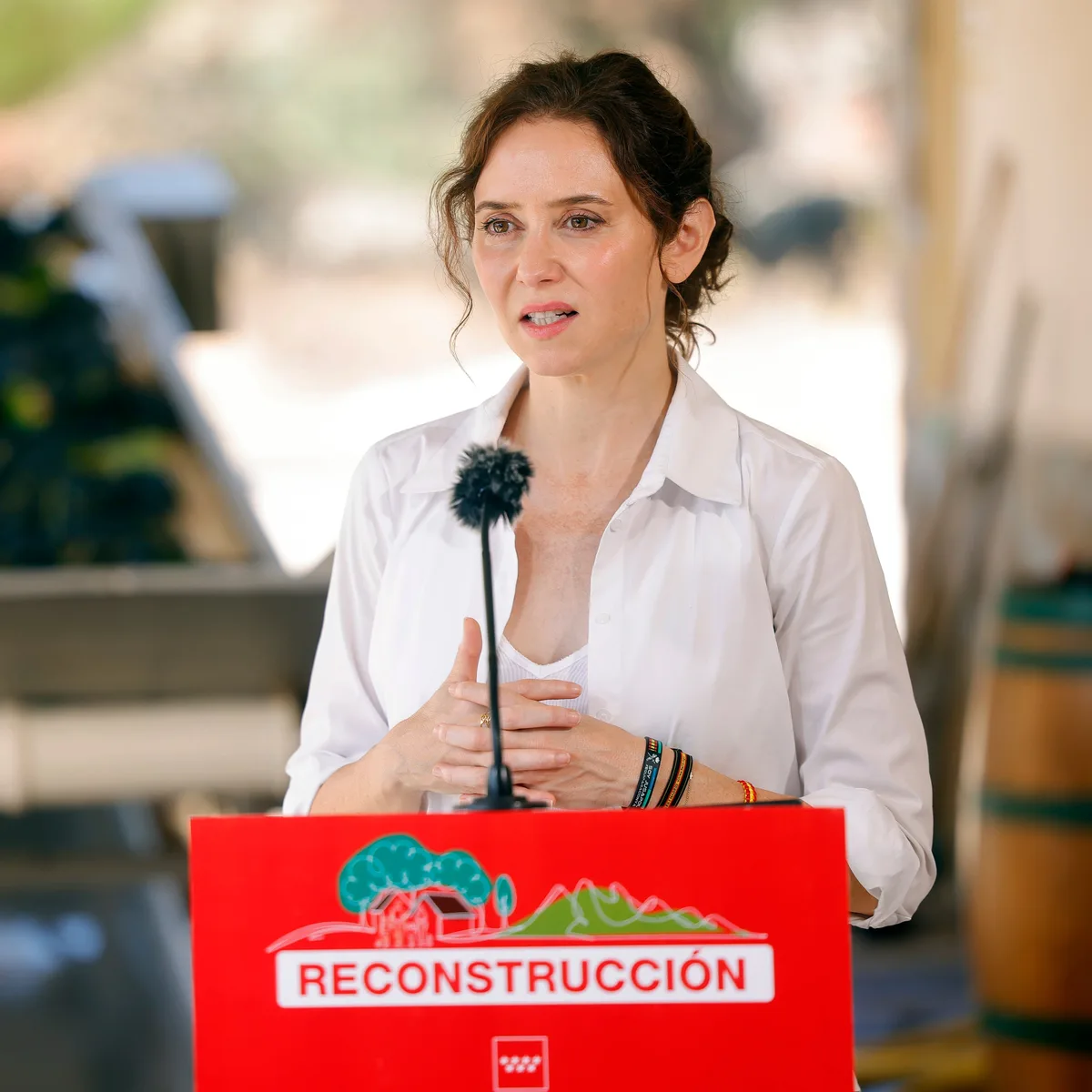 Ayuso evita el choque con Feijóo y se niega a hablar de la polémica del ático: “Está a la venta, chao ‘pescao”