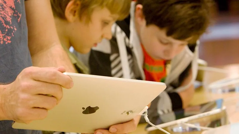 Brisbane school stalls iPad program as cloud hangs over classroom tech
